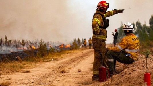 Bomberos intentan contener dos focos de incendios en la provincia de Córdoba
