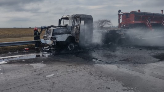 Se prendió fuego un camión en plena autopista Córdoba - Rosario