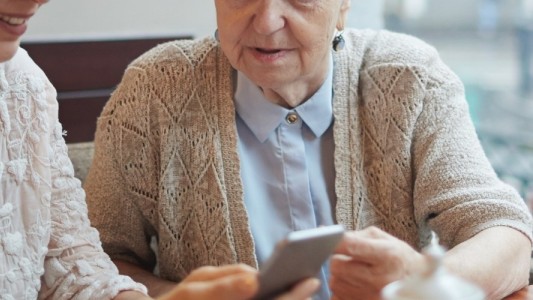 Otorgan la guarda judicial de una adolescente a su “abuela del corazón”