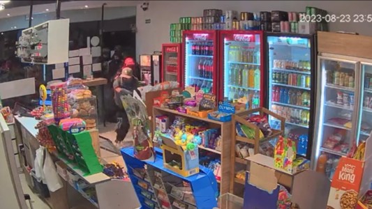 Video: salvaje robo piraña en un kiosco de Carlos Paz