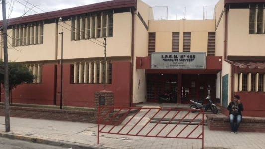 Broma de mal gusto: un adolescente tiró gas pimienta en el aula e intoxicó a cuatro personas