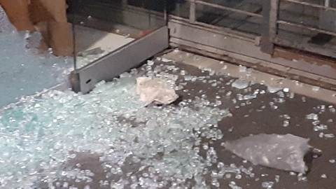 Delincuentes armados robaron un local de ropa en Arguello