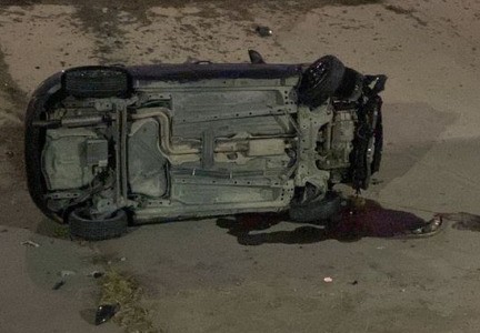 Un auto chocó el guardarraíl y volcó