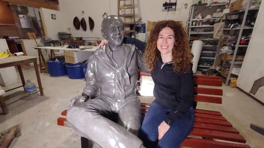 La estatua de Nuccetelli está restaurada y espera sentada