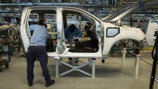 Alerta por falta de insumos, paran la producción de pick ups en Córdoba