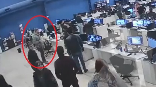 De víctima a victimario: le robaron el celular, fue al centro de monitoreo a pedir el video y amenazó a empleados
