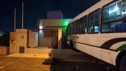 Video: se desmayó el chofer y el colectivo se incrustó dentro de una vivienda de Berazategui