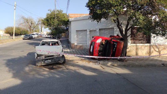 Tres heridos tras un choque y vuelco de dos automóviles en barrio San Vicente