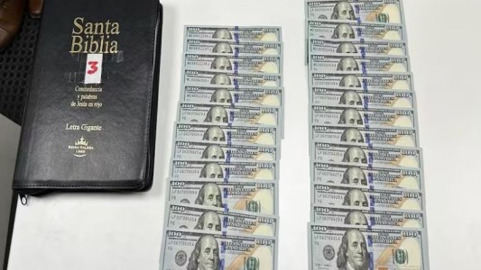 Hallaron casi US$ 17.000 ocultos en tres biblias que iban a ser enviadas a Estados Unidos por courier