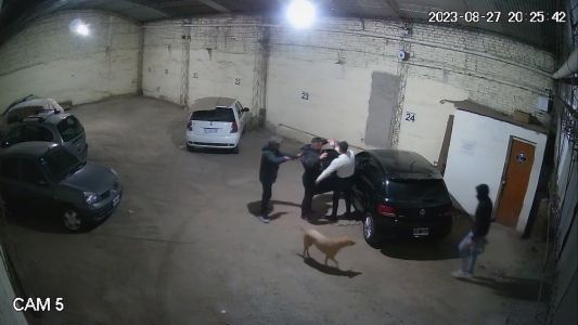 Le apuntaron en la cabeza y le robaron el auto