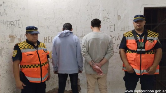 Detienen a dos personas por estafas en dólares