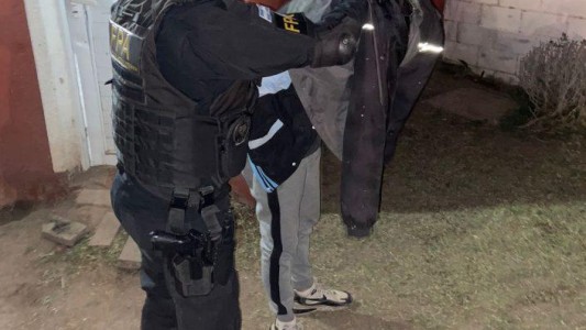 Un hombre intentó descartar la droga en el baño cuando llegó la Policía y fue detenido en Córdoba