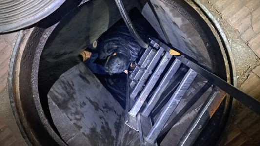 Video: robaron cables, se escondieron en una alcantarilla y terminaron detenidos