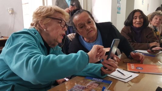 Adultos mayores aprenden a manejar celulares