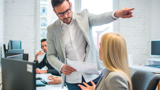 Hacía chistes misóginos y lo enviaron a un Centro Integral de Varones para que “aprenda a comunicarse con las mujeres”