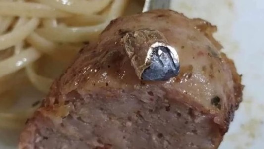 "De suerte no lo tragué": comía asado y encontró una bala en el chorizo