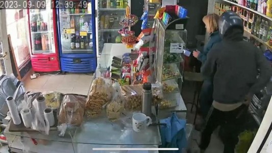 Video: así fue el violento asalto con amenaza en un kiosco de Alta Gracia