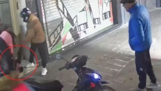 Video: intentó robar en un edificio y los vecinos casi lo linchan