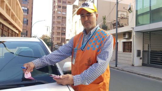 La crisis en la economía informal: Limpiavidrios, naranjitas y abre puertas