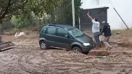 Un caño roto socavó una calle en barrio Quebrada de las Rosas