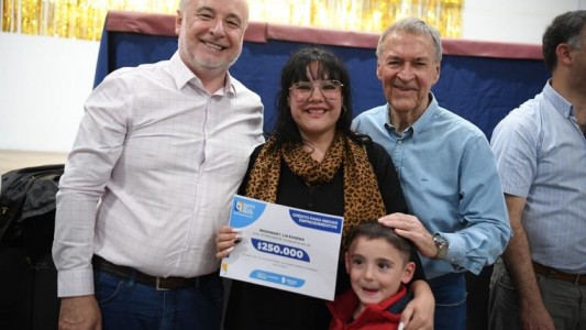 Villa María: Schiaretti entregó créditos a familias