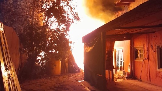 Video: se incendió una maderera en barrio El Cerrito