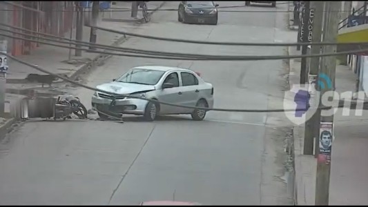 Video: un joven en moto impactó de frente contra un auto en barrio Comercial