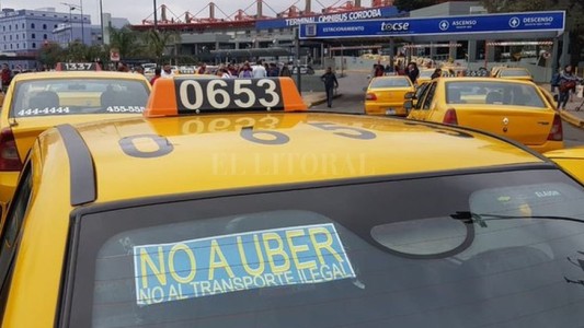 Protesta de taxistas en Córdoba: reclaman mayor control a chóferes de Uber y Cabify
