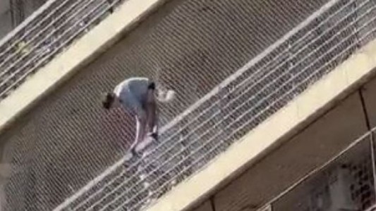 Desesperante: vecinos rescataron a un niño que quedó colgado de un balcón en Rosario