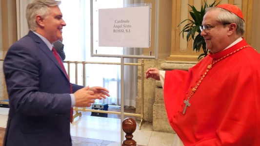 Llaryora participó de la ceremonia de ordenación como cardenal del arzobispo de córdoba, Ángel Rossi