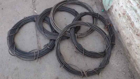 Video: Así lo sorprenden y detienen cuando trepaba un poste para robar cables