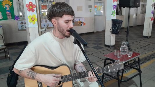 El sobrino de Diego Torres visitó una escuela cordobesa