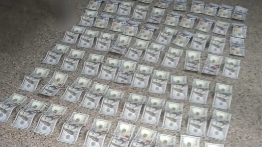 Un hombre transitaba con un bolso lleno de dólares, quiso coimear a la Policía y fue detenido en Córdoba