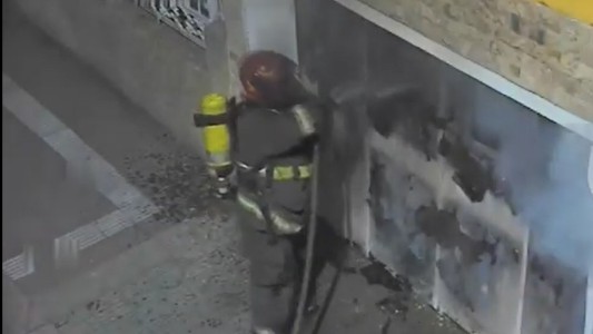 Video: rescataron a una mujer de un incendio en barrio Pueyrredón