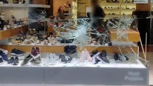 Detienen a tres chicos de 14 años por romper una vidriera y robar zapatillas