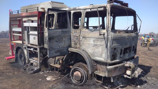 El fuego destruyó un camión de bomberos de totoral