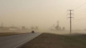 Advierten por vientos intensos y baja visibilidad en las carreteras