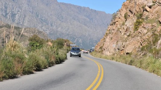 Córdoba denunció al conductor grabado realizando un peligroso adelantamiento en las Altas Cumbres