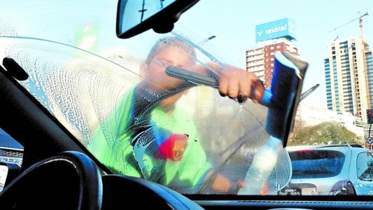 Un limpiavidrios intentó apuñalar a un comerciante para robarle en el barrio Marqués de Sobremonte