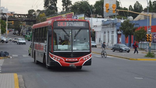 Un colectivero chocó, rompió los vidrios y terminó lastimando a un pasajero en barrio Jardín
