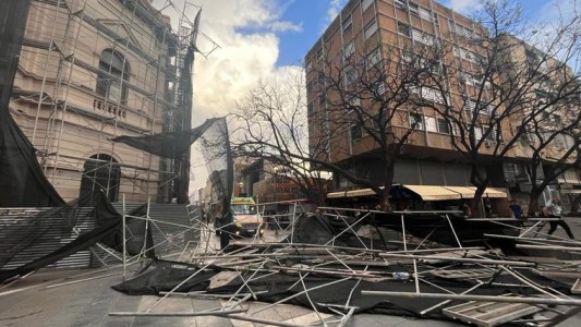 Un andamio cayó sobre una mujer mientras caminaba por el centro de Córdoba