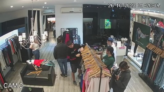 Insólito: robaron una tienda y se llevaron hasta las perchas