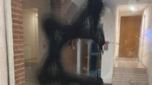 Dibujaron un símbolo contra la comunidad judía en la puerta de un edificio de Caballito