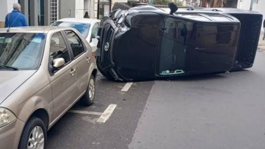 De película: iba con un nene y chocó un contenedor, una persona y dos autos para terminar volcando