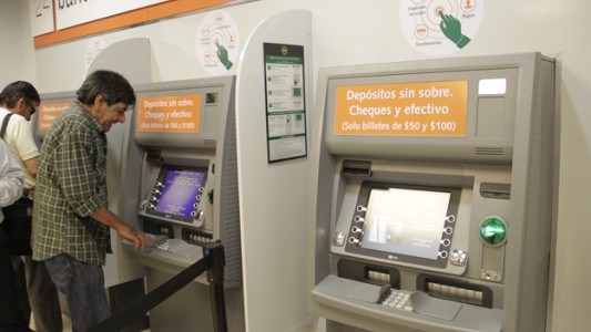 Hacía compras con tarjetas atascadas en los cajeros automáticos que arreglaba