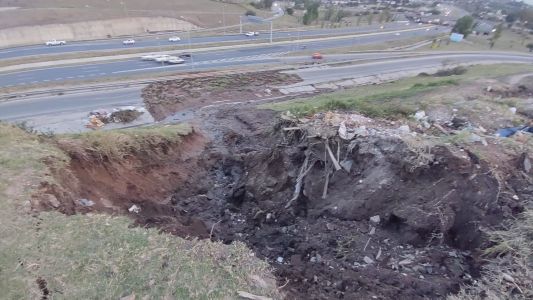 Yofre 1: El desborde de una cloaca socavó el terreno en una cancha de fútbol y la colectora