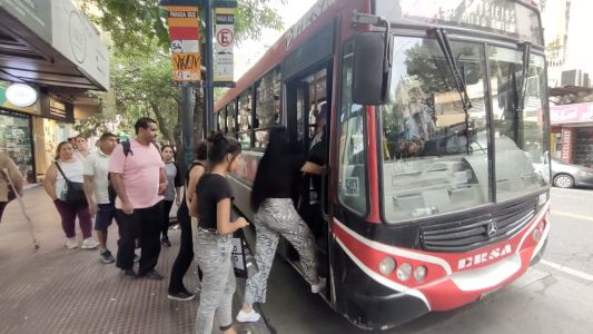 Usuarios resignados y molestos ante un nuevo aumento de transporte en Córdoba