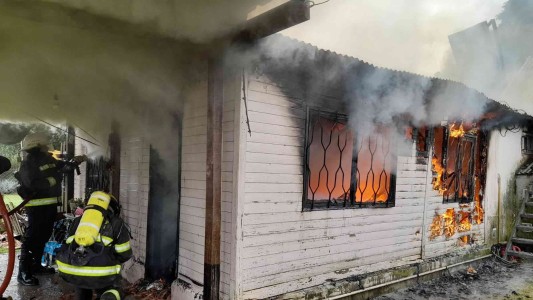 Le robaron los cables, prendió una vela y se quemó su casa por completo en Malvinas Argentinas