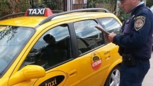 Un taxista fue detenido acusado de robarle la jubilación a una pasajera