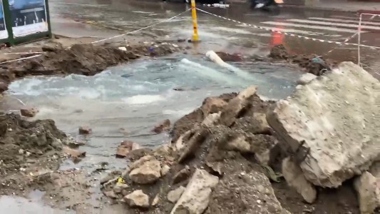 Video: inundación en Alberdi por caño roto de Aguas Cordobesas genera preocupación en los vecinos